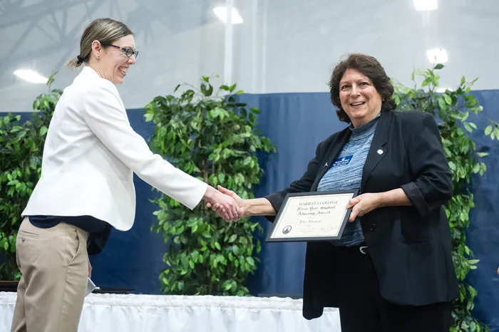 Tina Thomas receiving an award for advising during Founders Day 2018