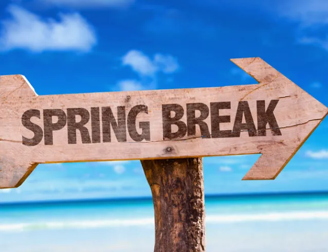 Arrow sign with the words "Spring Break"