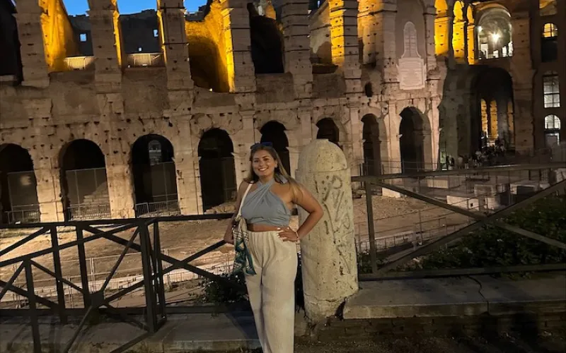 Aurora Bernhardt ’24 poses for a photo in front of the Colosseum in Rome, Italy.