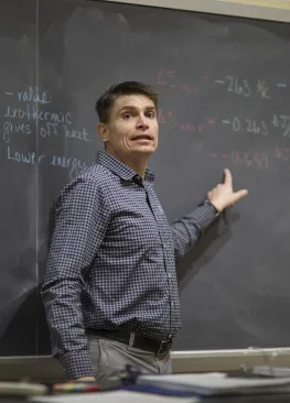 Professor Jim Jeitler teaching chemistry majors in Rickey Science Center